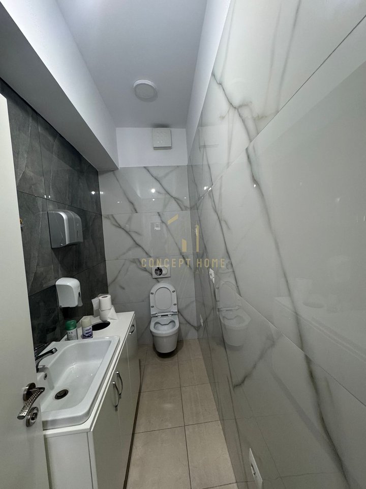 Jepet me qera ambient biznesi  3+2 tek rruga e Kavajes.