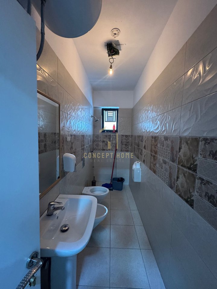 Jepet me qera ambient biznesi  3+2 tek rruga e Kavajes.