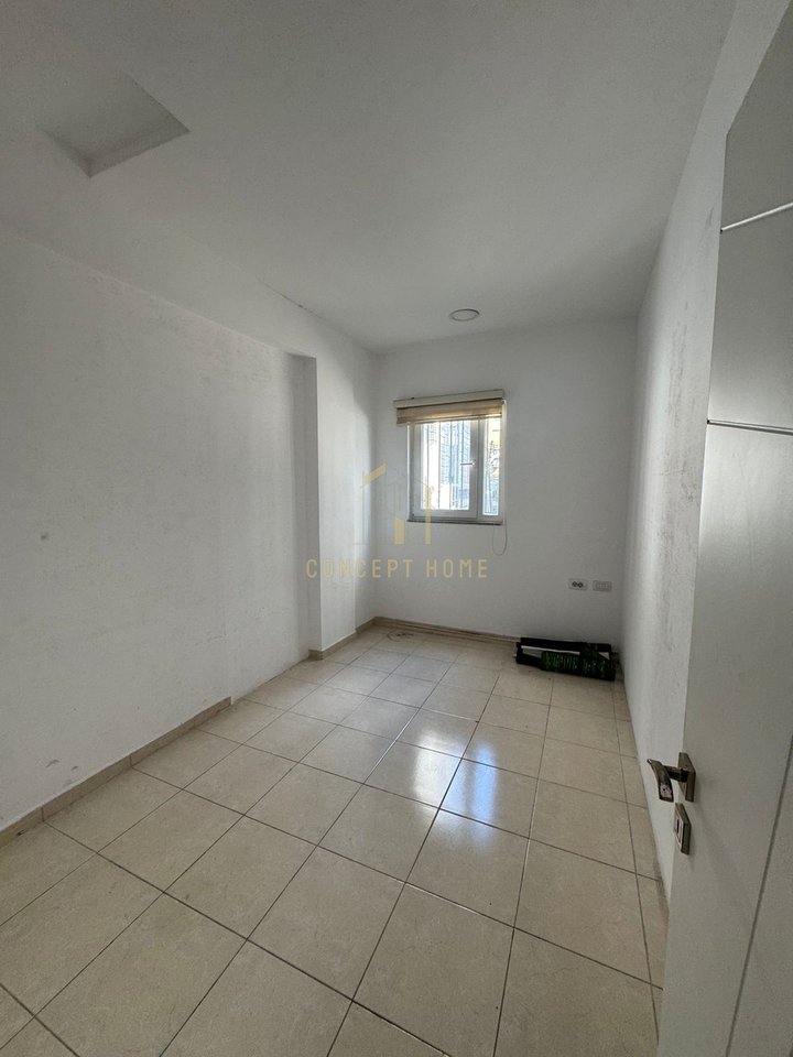 Jepet me qera ambient biznesi  3+2 tek rruga e Kavajes.