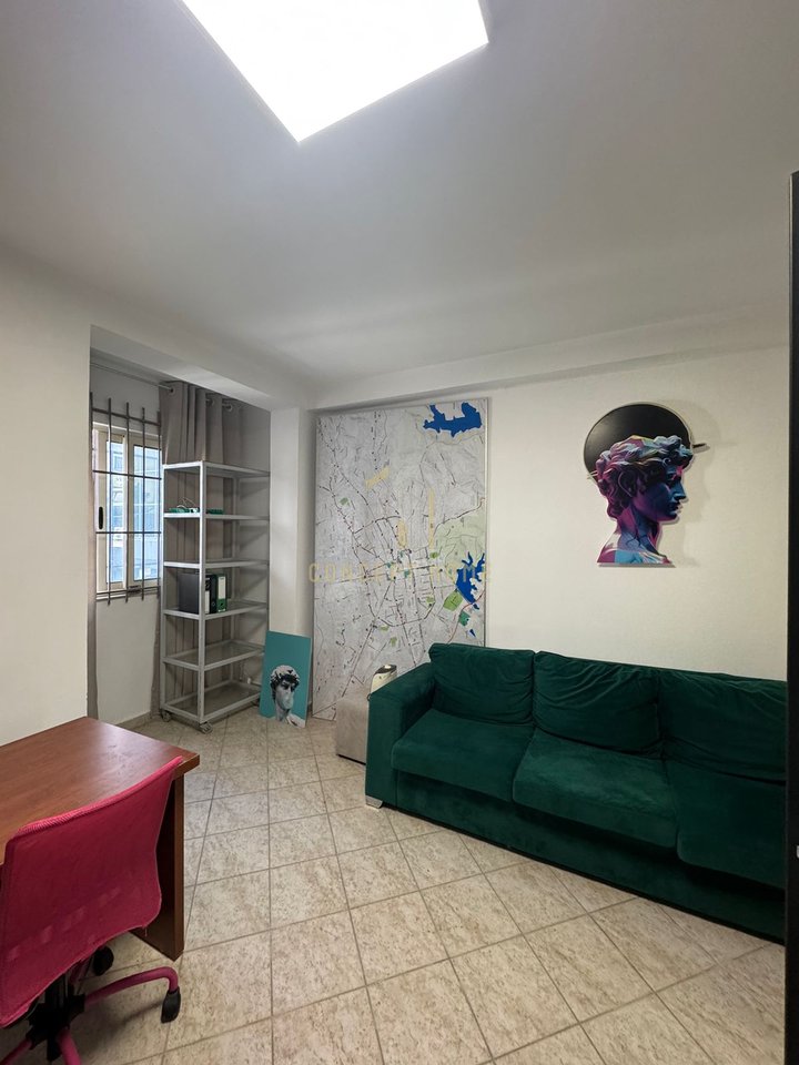 Jepet me qera ambient biznesi tek rruga e Kavajes.