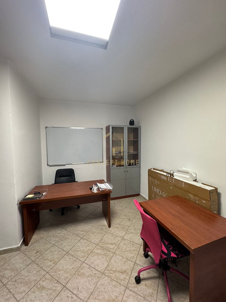 Jepet me qera ambient biznesi tek rruga e Kavajes.