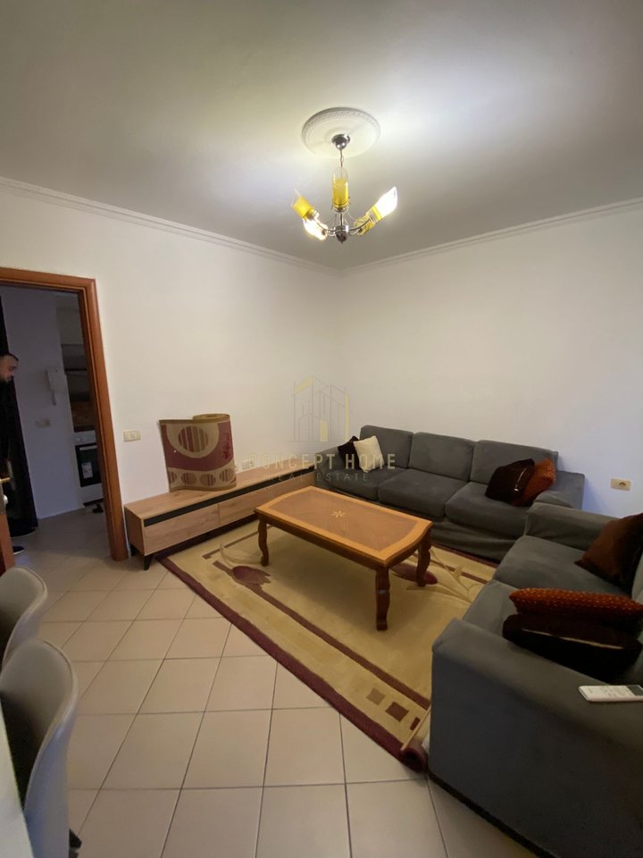 1+1 apartment for rent at Komuna E Parisit/600 euros