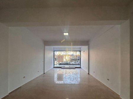 Shitet Hapësirë Biznesi – Buzë Rrugës Dritan Hoxha, Tiranë