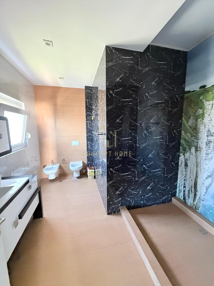 Shitet Penthouse 3+1+2 tek Shkembi i Kavajes, Durres