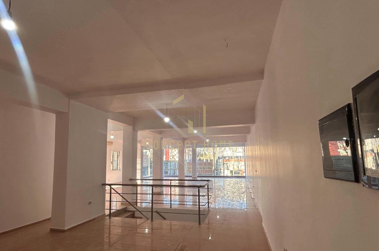 Shitet Hapësirë Biznesi – Buzë Rrugës Dritan Hoxha, Tiranë