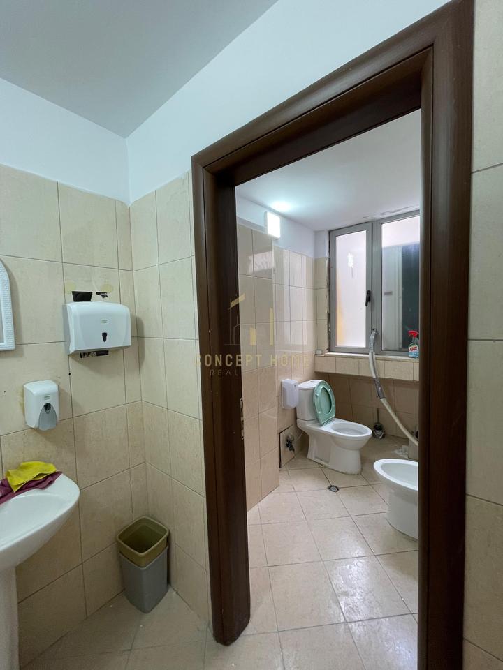 Si affitta locale commerciale presso Condor Center.