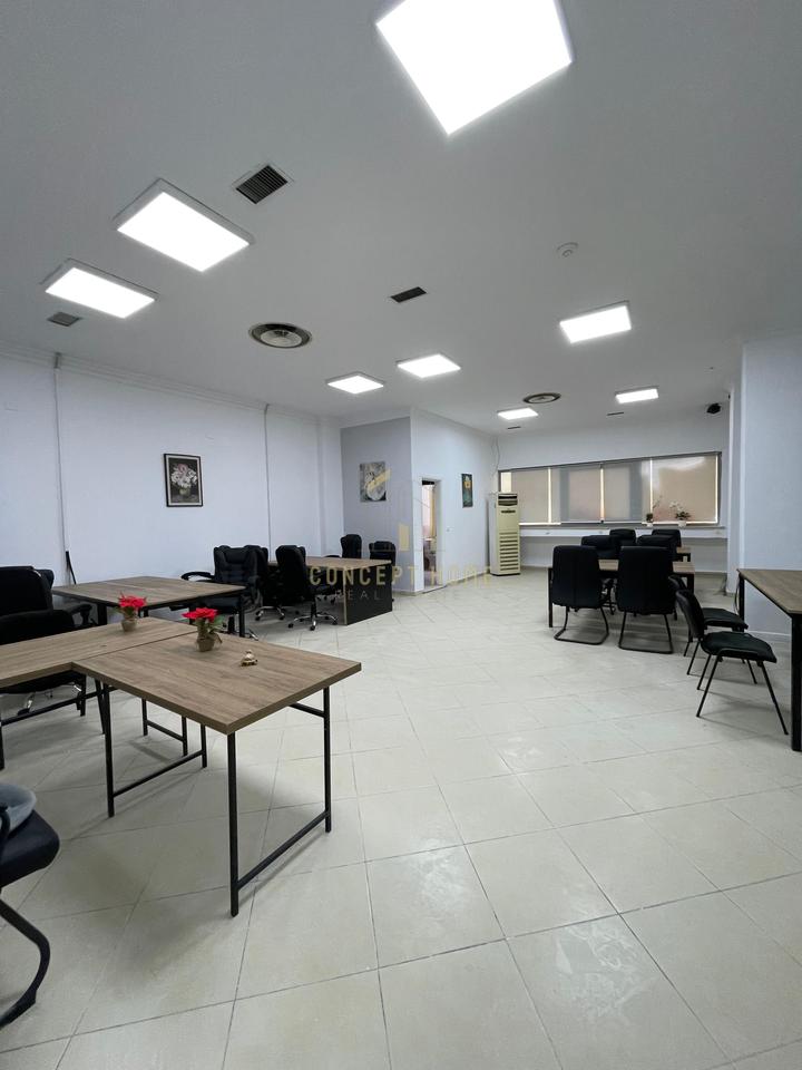 Si affitta locale commerciale presso Condor Center.