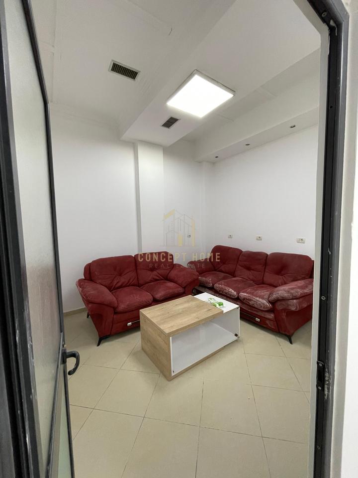 Si affitta locale commerciale presso Condor Center.