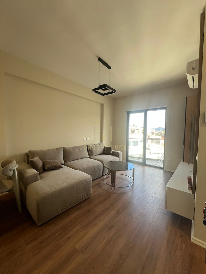 Affittasi 1+1 più posto auto ad Astir.