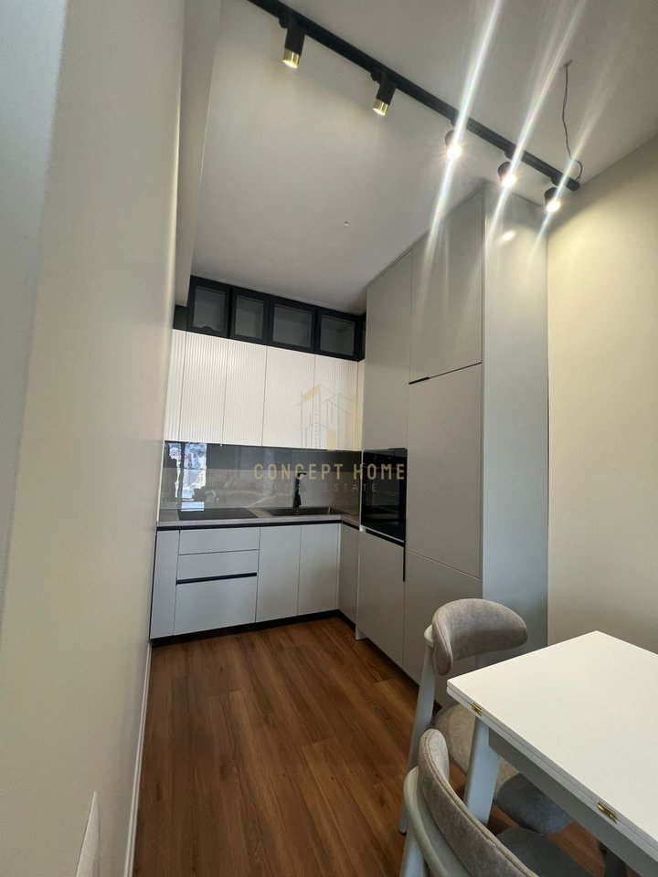 Affittasi 1+1 più posto auto ad Astir.