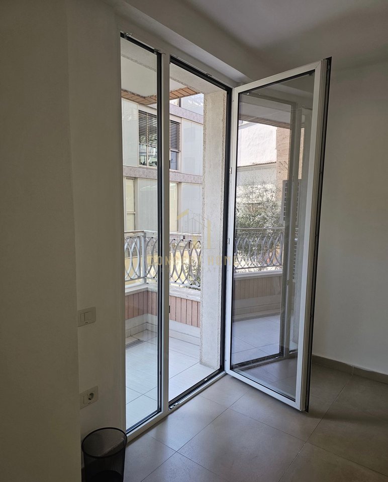 Si affitta locale commerciale in via Elbasanit.