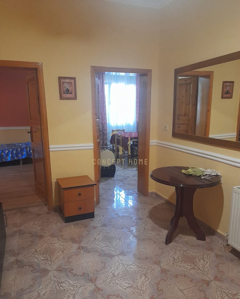 Jepet me qera apartament 2+1 tek Komuna e Parisit