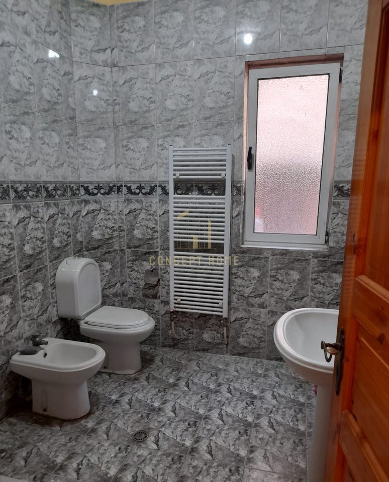 Jepet me qera apartament 2+1 tek Komuna e Parisit