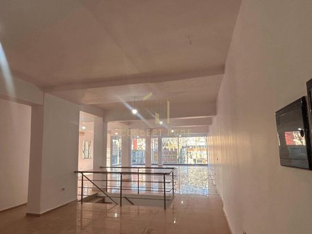 Spazio commerciale in vendita vicino alla strada Dritan Hoxha/552.000 €