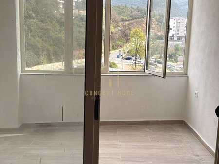 Shitet apartament 2+1 i pa mobiluar ne Fresk