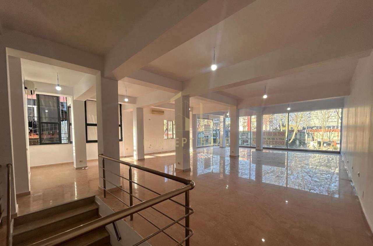 Spazio commerciale in vendita vicino alla strada Dritan Hoxha/552.000 €
