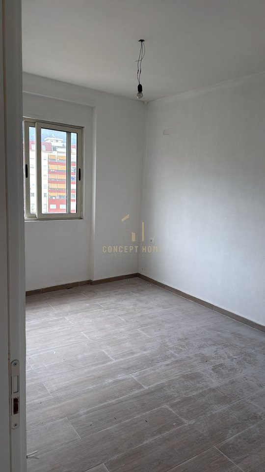 Shitet apartament 2+1 i pa mobiluar ne Fresk