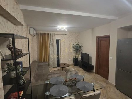 Affittasi appartamento 1+1 Via Barikadave/Prezzo: 650 mila lek/mese