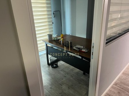Jepet me qera ambient per Zyra i mobiluar prane 21 Dhjetorit "Square 21"