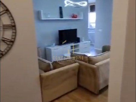 Appartamento 1+1 in vendita a Komuna e Parisit