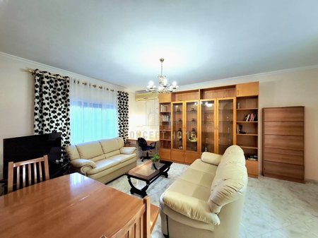 Appartamento 1+1 in affitto a Komuna e Parisit