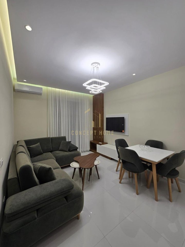 Jepet me qera Apartamenti 1+1 tek Univers City