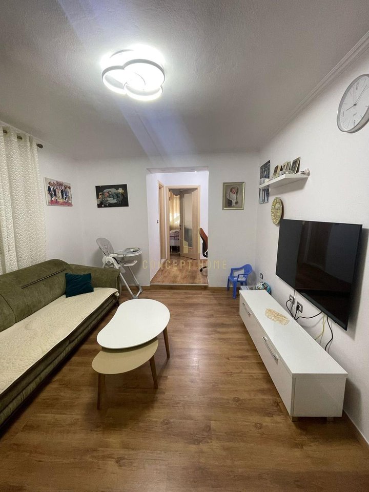 Jepet apartament me qera 2+1+2 prane Qendres