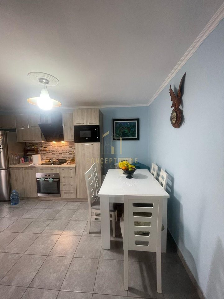 Jepet apartament me qera 2+1+2 prane Qendres