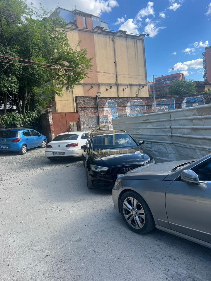 Office for rent at Pazari i Ri.