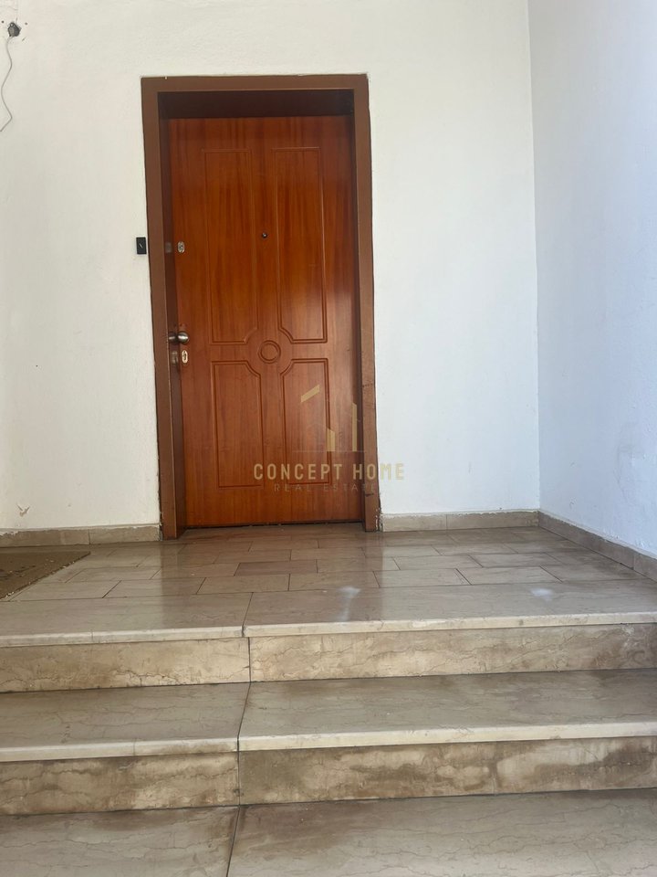 Office for rent at Pazari i Ri.