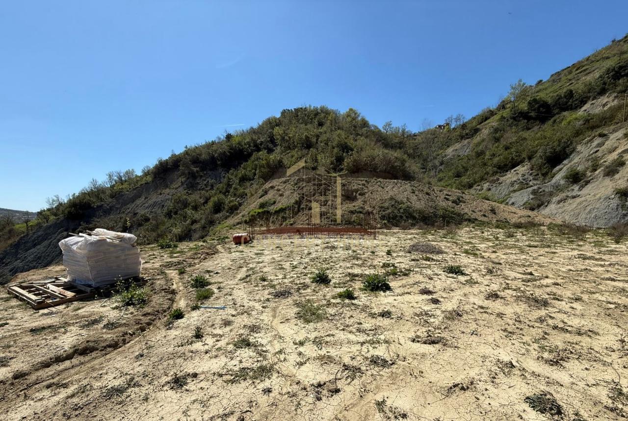 Terreno in vendita a Peze Helmes, vicino alla strada principale.