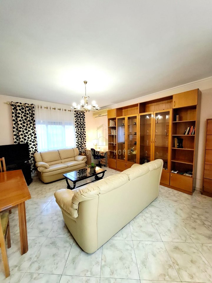Appartamento 1+1 in affitto a Komuna e Parisit