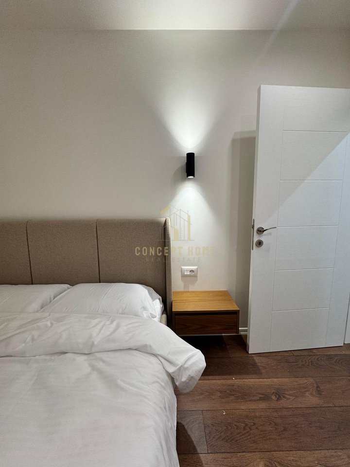 Apartament me qera 2+1+post parkimi ne Xhamllik.