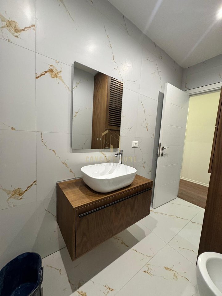 Apartament me qera 2+1+post parkimi ne Xhamllik.