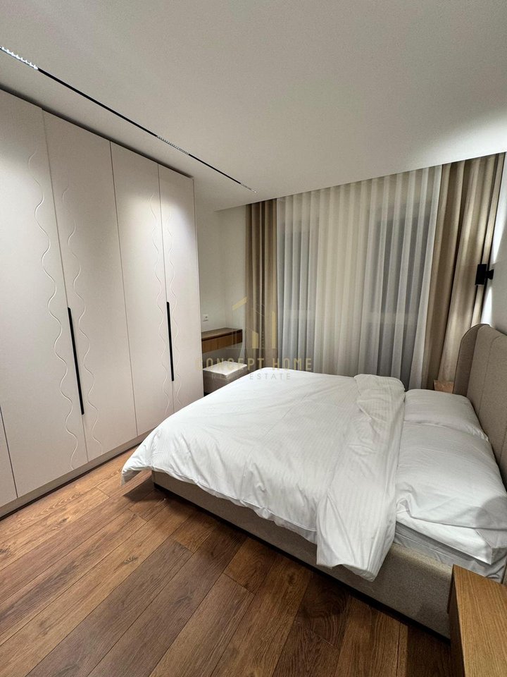 Apartament me qera 2+1+post parkimi ne Xhamllik.