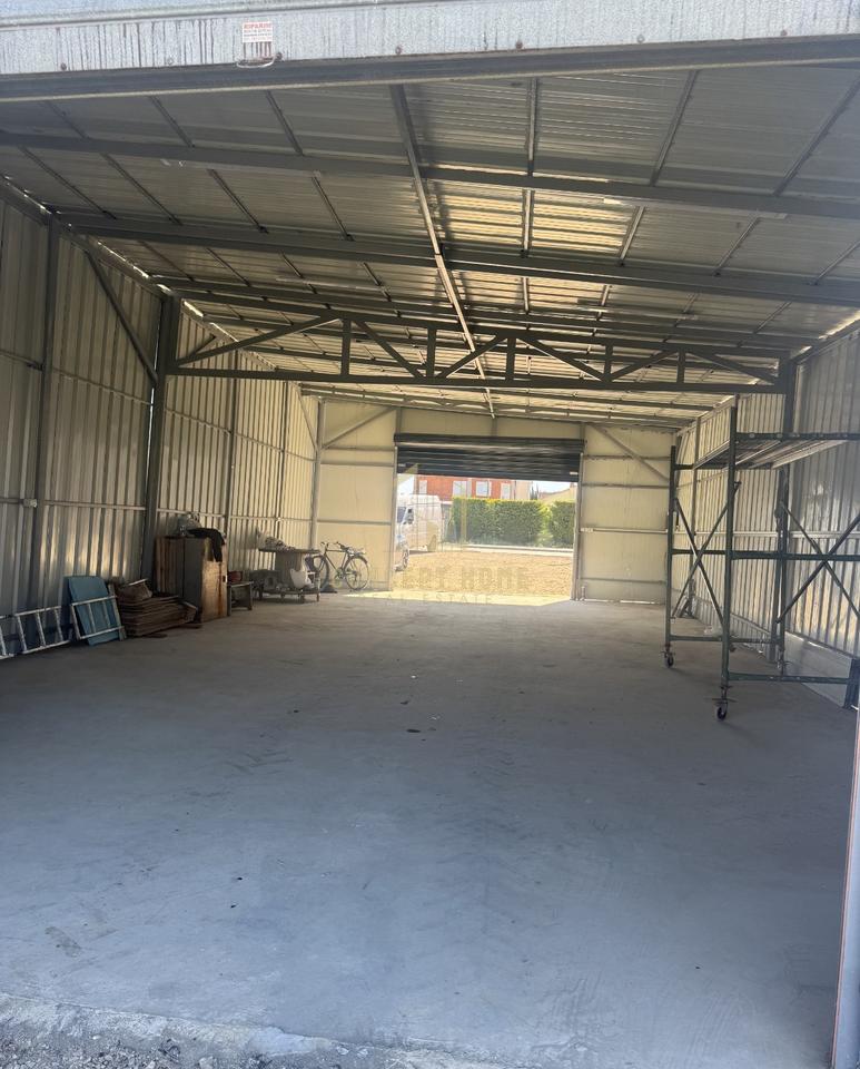 A warehouse is for rent in Laknas.