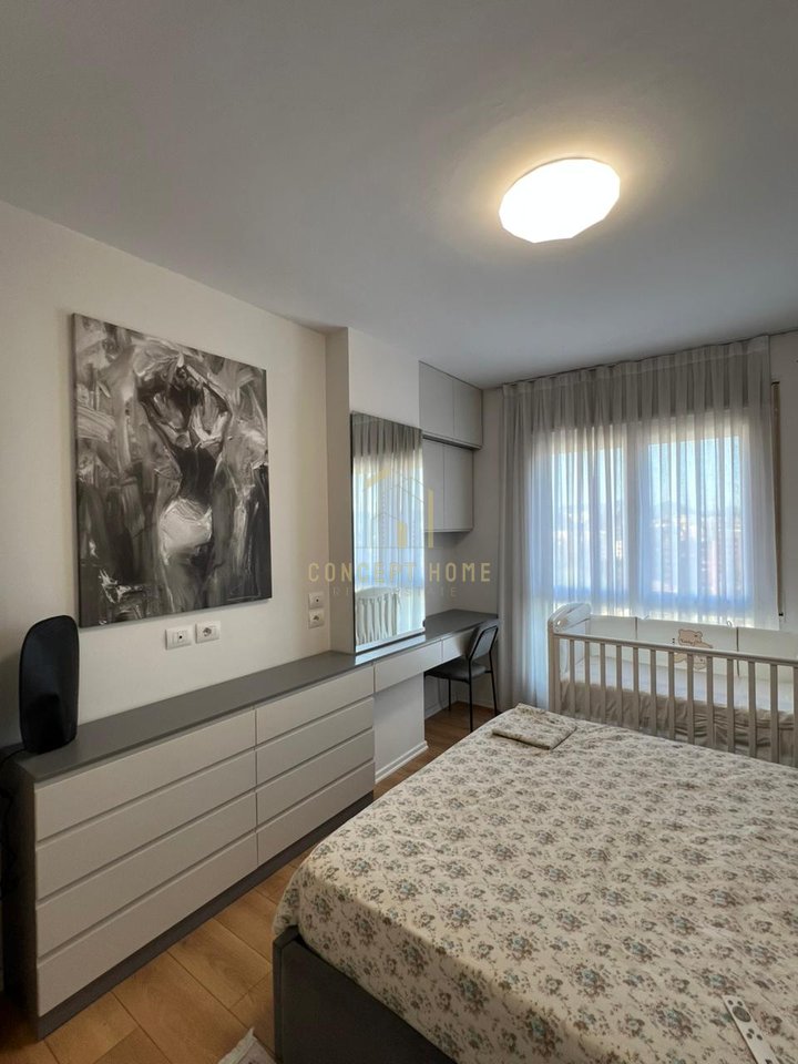 For rent 2+1+2 apartment + Parking in 5 Maj.

Total area: 93m2
Floor: 9

Organized as:

2 Bedrooms.
1 Living room.
1 Kitchen.
1 Balcony.
2 Bathrooms.

- The space is fully furnished.

Location: 5 Maj Street, near Black Stone Bar.

Price: 850€