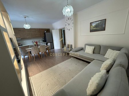Shitet apartament 1+1+verande ne Kamez