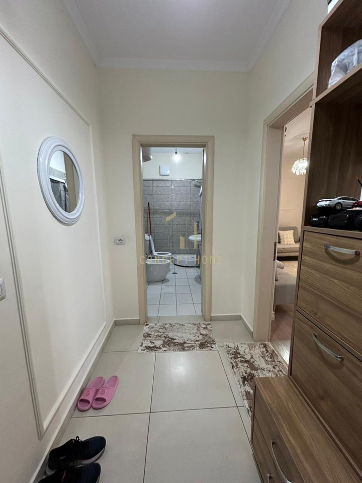 Shitet apartament 1+1+verande ne Kamez