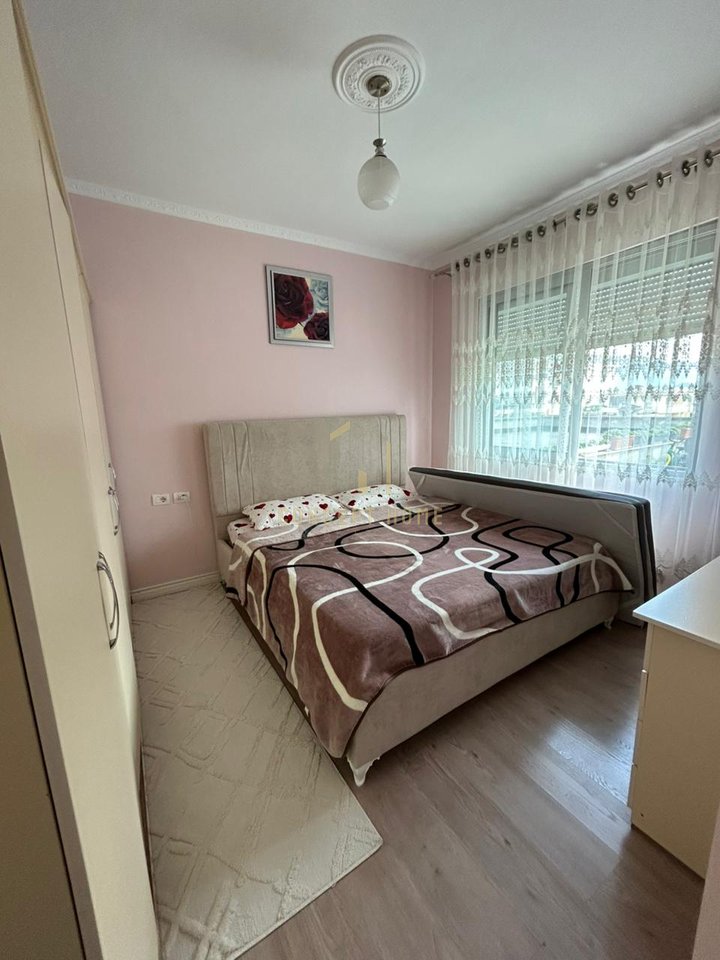 Shitet apartament 1+1+verande ne Kamez