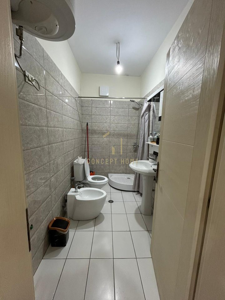 Shitet apartament 1+1+verande ne Kamez