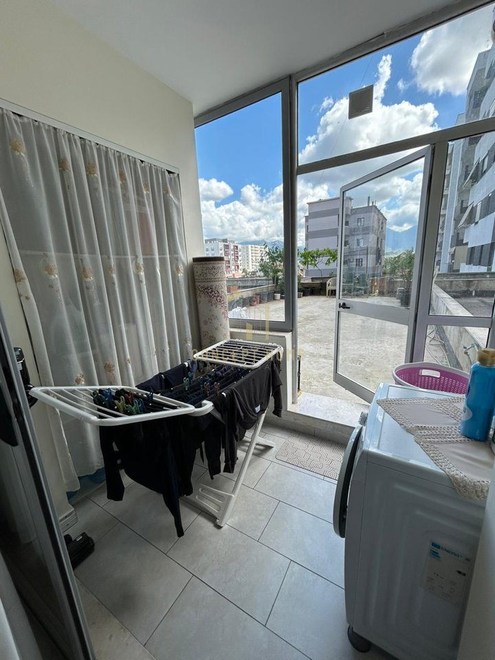 Shitet apartament 1+1+verande ne Kamez