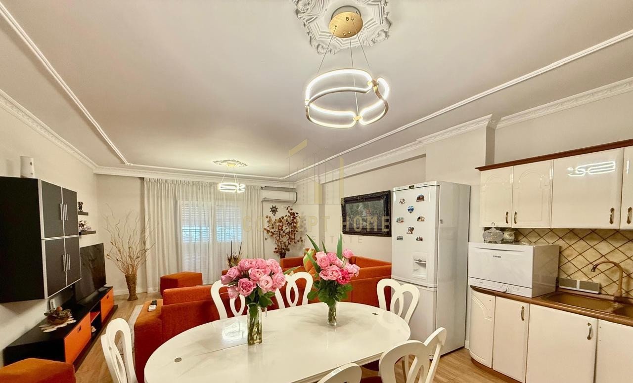 2+1+2 apartment for rent at Komuna e Parisit.