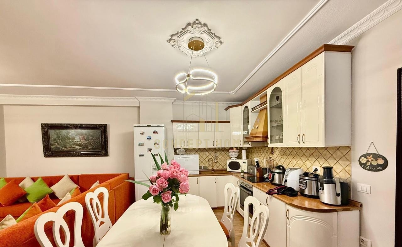 2+1+2 apartment for rent at Komuna e Parisit.