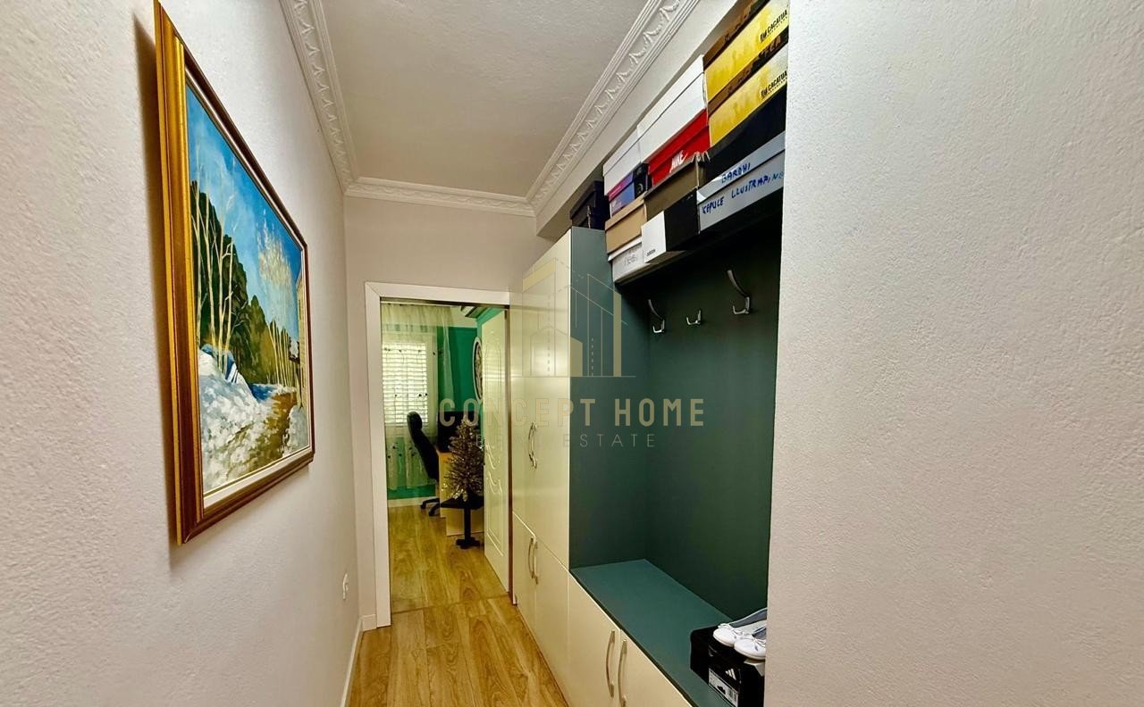 2+1+2 apartment for rent at Komuna e Parisit.