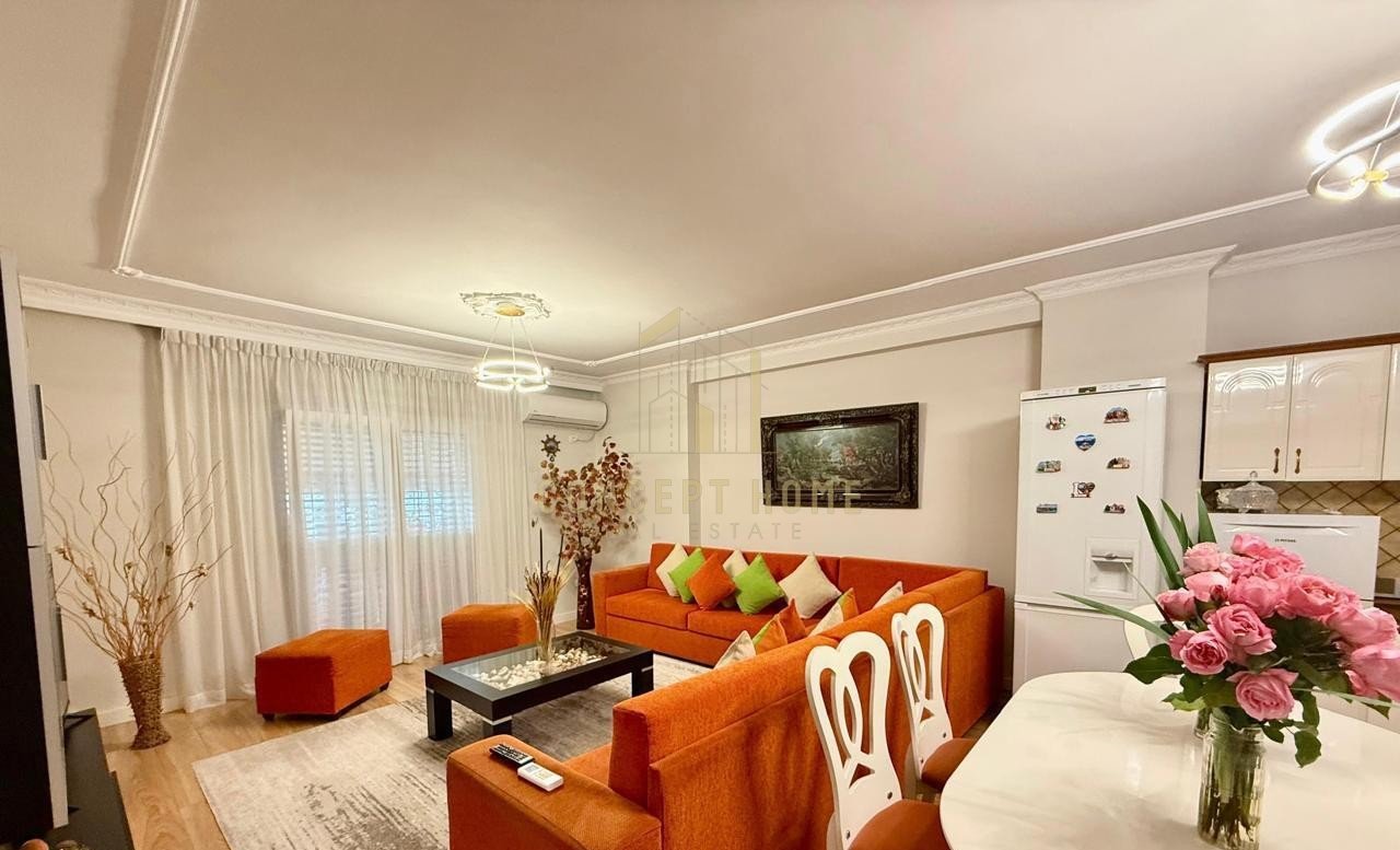 2+1+2 apartment for rent at Komuna e Parisit.