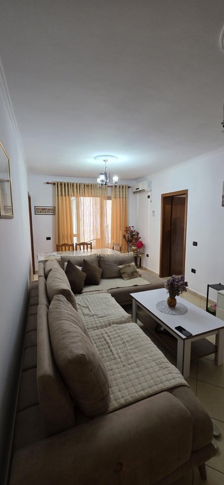 Jepet me qera Apartament 2+1 Tek Pallat me Shigjeta