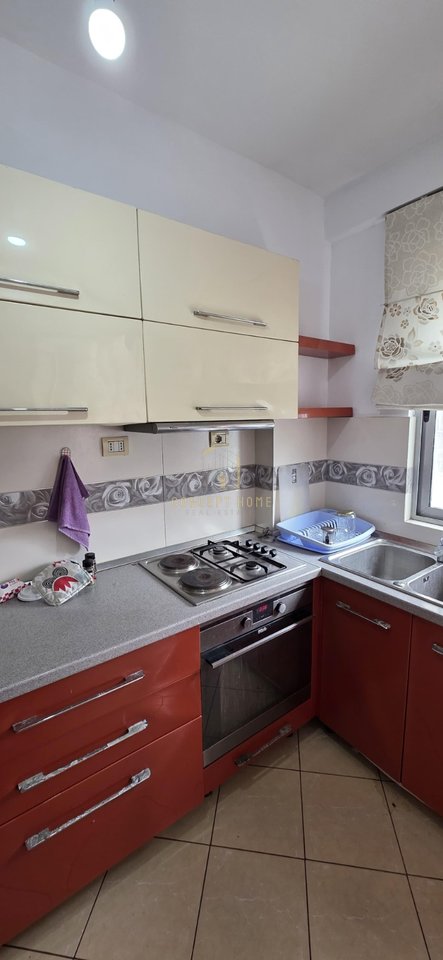 Jepet me qera Apartament 2+1 Tek Pallat me Shigjeta