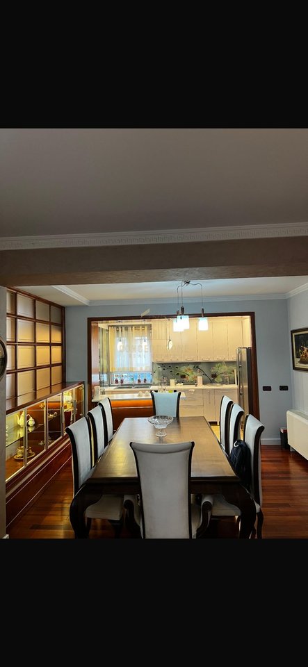 Apartament 3+1+2 Me Qira tek Sheshi Willson, Tiranë - 2000€ | 140 m²