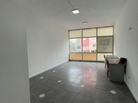 Locale in affitto ad Astir.